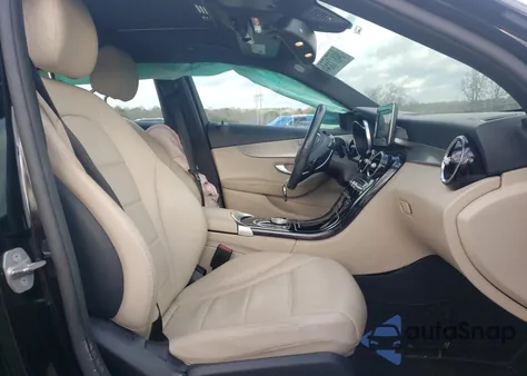 2018 Mercedes-Benz C 300 z USA, uszkodzony, nr VIN 55SWF4JB4JU236880